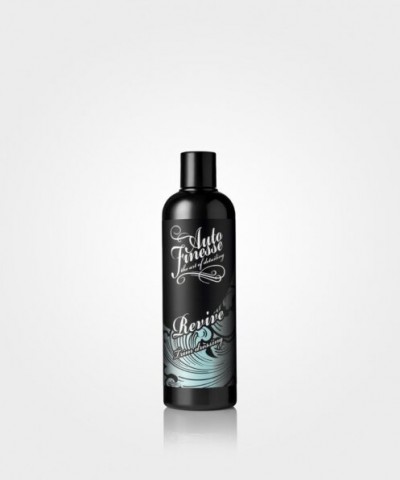 O Auto Finesse® Revive é um produto de acabamento à base de silicone que traz vida de volta aos seus plásticos, sendo resistente à água.