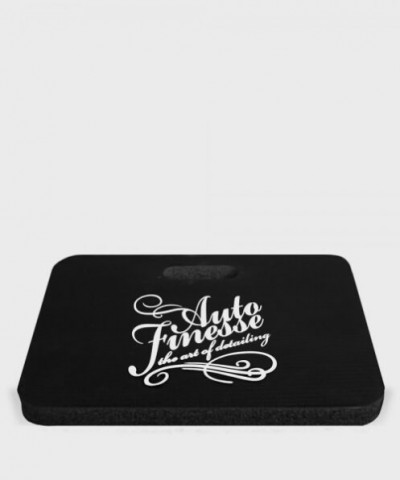 Elimine a tensão dos joelhos ao limpar as rodas ou a detalhar as partes inferiores do seu veículo com o nosso tapete, feito em espuma de 35mm super confortável mas durável, com o logotipo Auto Finesse branco impresso e com pega.