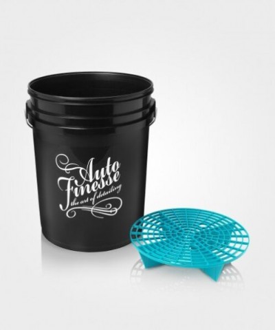 O balde pode acomodar até 20 litros e tem 285mm de largura e 358mm de altura com acabamento em preto brilhante e o logotipo Auto Finesse.