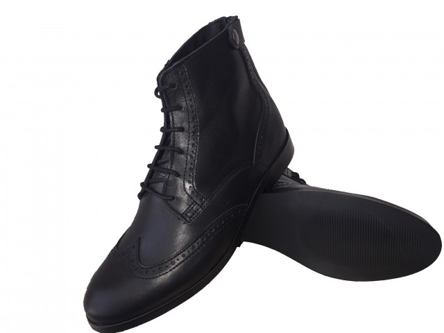 Bota Artesanal em pele com atacador e abertura de feixe atrás.