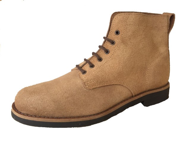 BOTA ARTESANAL EM PELE NATURAL COM ATACADOR E SOLA DE BORRACHA